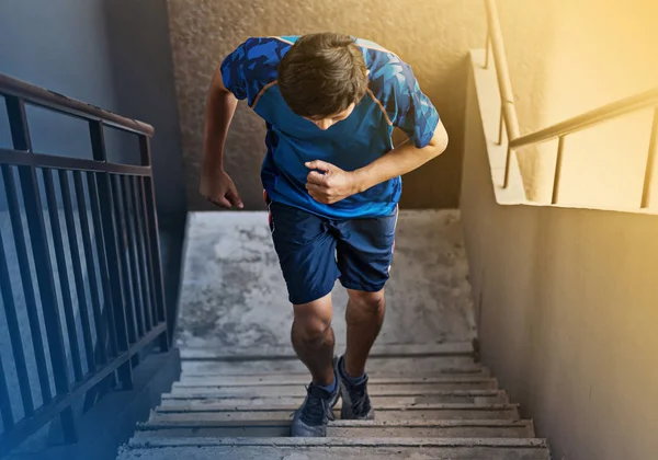 Deportista corredor corriendo por las escaleras — Foto de Stock