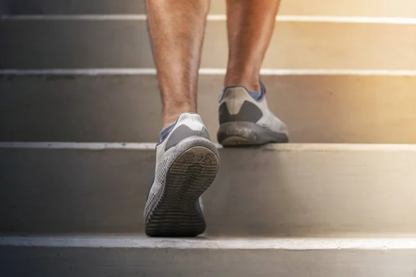 Löparfötter springer på trappor nära upp på skon — Stockfoto