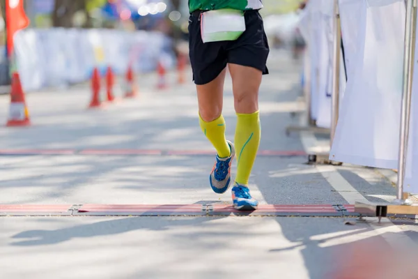 Ludzkie stopy, Maraton biegający ulicami parku — Zdjęcie stockowe