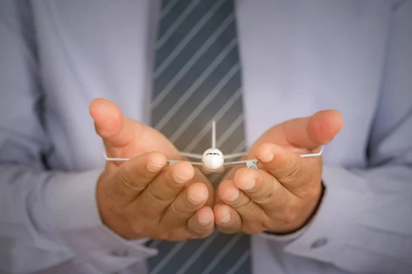 Verzekeringen reisconcept, Vliegtuig model op Ondersteuning handen, Prote — Stockfoto