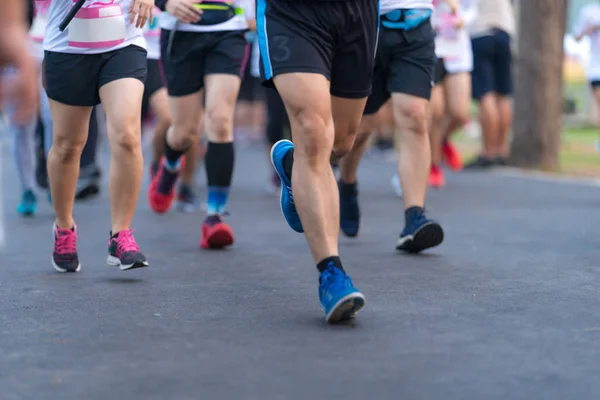 Maraton biegania po drogach w świetle świtu. — Zdjęcie stockowe