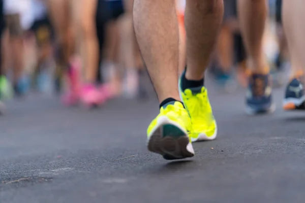 马拉松比赛在黎明时分让人们踩在路上 — 图库照片
