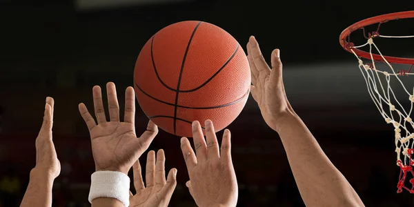 Bola basket terbang dengan bola basket di atas bola basket. — Stok Foto