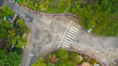Parktaki trafik yolunda yaya geçidi üzerinde havadan çekilmiş bir fotoğraf.