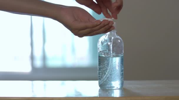 Alcohol Gel Hand Sanitizer Máscara Médica Mesa Casa Limpar Mãos — Vídeo de Stock