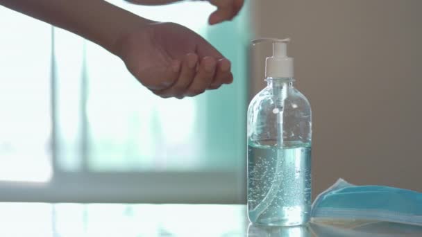 Alkohol Żel Rąk Maska Medyczna Stole Domu Czyste Ręce Higieny — Wideo stockowe