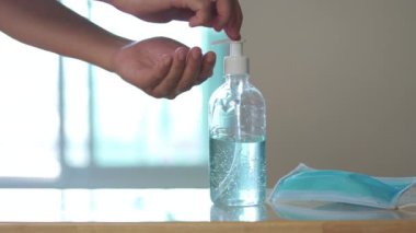 Alkol jeli el dezenfektanı ve sağlık maskesi evdeki masada, temiz eller koronavirüsün önlenmesi salgın covid-19 sırasında, Kaypak