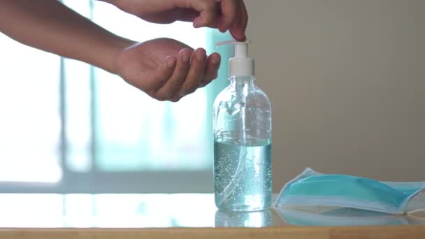 酒精凝胶洗手消毒液和医用面罩在家里的桌子上 清洁手部的预防 在流行病蔓延期间 滑翔机打针 — 图库视频影像