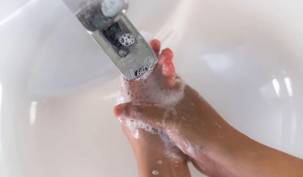 Close Foto Bovenaanzicht Van Een Man Wassen Handen Met Zeep — Stockfoto