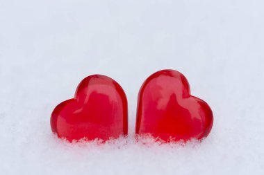 Karda iki kırmızı kalp. Sevgililer Günü konsepti.