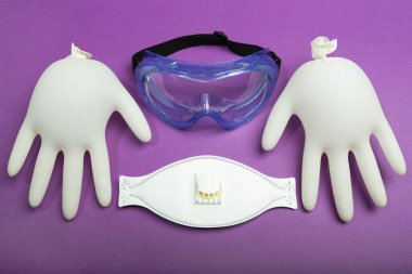 Kopya uzayı ile Coronavirus koruyucu kiti konsepti. Kişisel koruyucu ekipmanlar (PPE). Tıbbi lateks eldivenler, koruyucu gözlükler ve solunum cihazı.