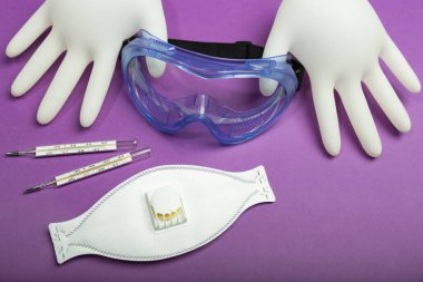 Kopya uzayı ile Coronavirus koruyucu kiti konsepti. Kişisel koruyucu ekipman (PPE). Tıbbi lateks eldivenler, koruyucu gözlükler, solunum cihazı ve termometre.. 