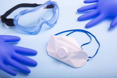 Coronavirus kişisel koruyucu ekipman (PPE) kavramı. Tıbbi lateks, koruyucu gözlük ve ffp2 solunum cihazı..