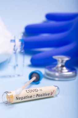 Coronavirus covid-19 geniz testi mavi arka planda dikey..