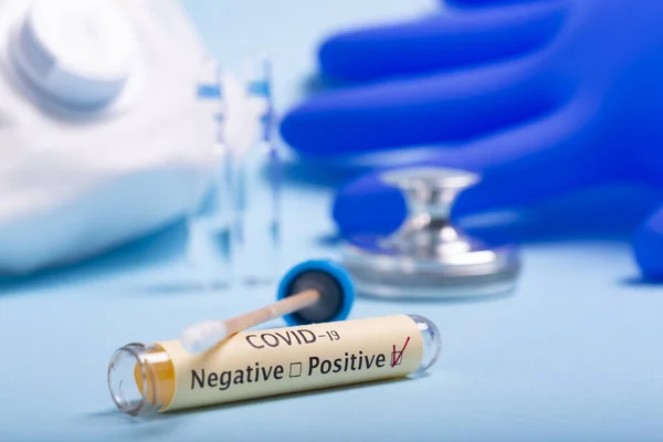 Mavi Arka Planda Coronavirus Covid Burun Temizleme Testi Telifsiz Stok Fotoğraflar