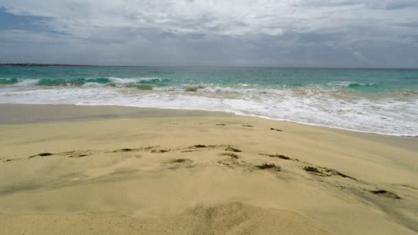 Playa tropical en la isla de sal en el cabo verde — Vídeo de stock