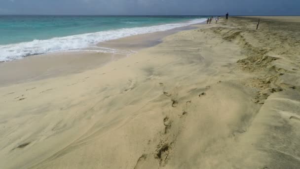 Tropisch strand op het eiland sal in Kaapverdië — Stockvideo