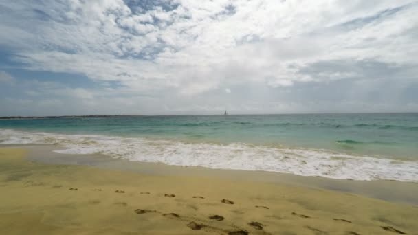 Tropisch strand op het eiland sal in Kaapverdië — Stockvideo