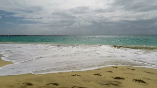 Tropikalnej plaży na wyspie sal, Republika Zielonego Przylądka — Wideo stockowe