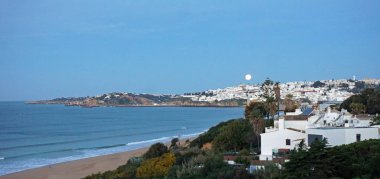 Sahilde alacakaranlıkta