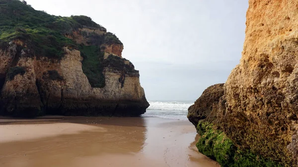 Pedras em um espelho — Fotografia de Stock