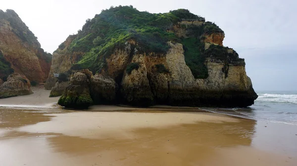 Pedras em um espelho — Fotografia de Stock