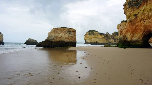 Pedras em um espelho — Fotografia de Stock