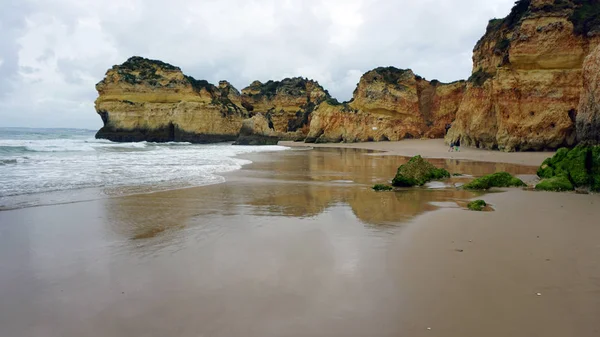 Pedras em um espelho — Fotografia de Stock