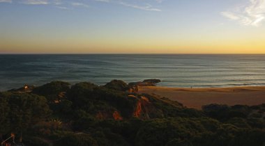 Sahilde alacakaranlıkta