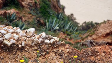 kayalar ve kayalıklarla