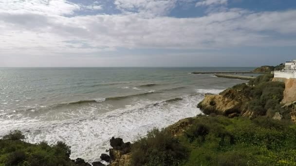 Wilde kust van de algarve — Stockvideo