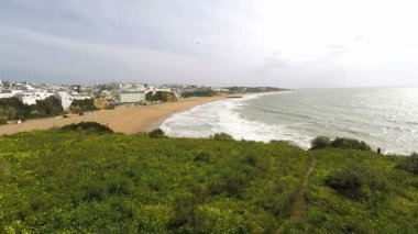 vahşi algarve kıyısında