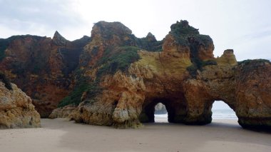 Portekiz Algarve kıyısında