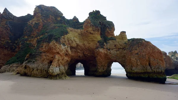 Portekiz Algarve kıyısında