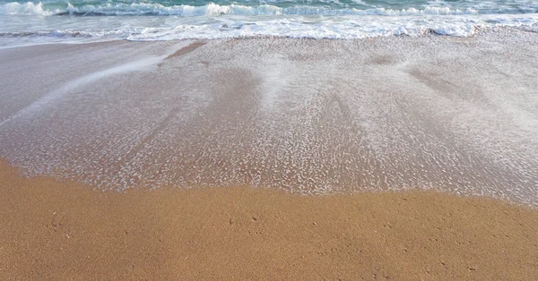 Bølger på en strand – stockfoto