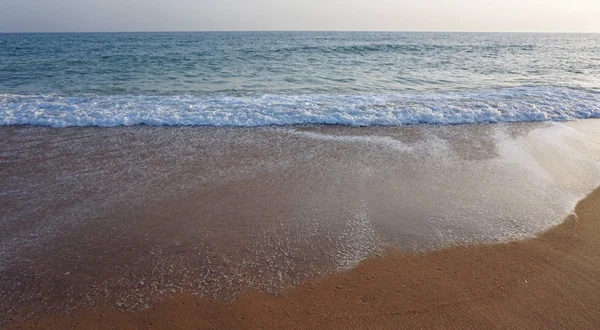 Vågor på en strand — Stockfoto