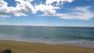 Portekiz Algarve kıyısında bahar zaman şaşırtıcı