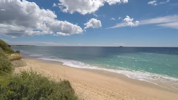 Geweldige kust van de algarve in portugal op de lentetijd — Stockvideo