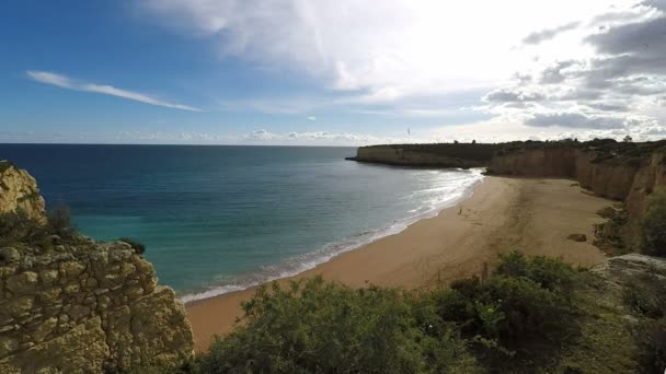 Baía de senhora de rocha na costa algarvia — Vídeo de Stock