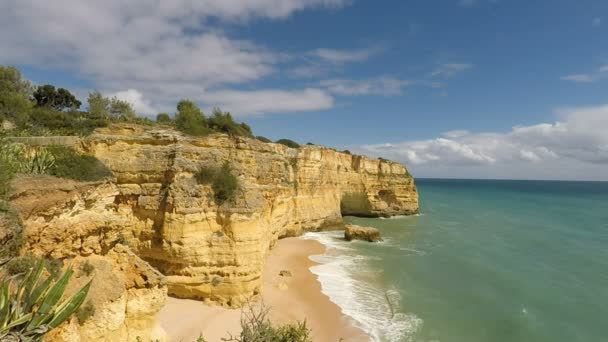 Algarve побережье рядом с мариной — стоковое видео