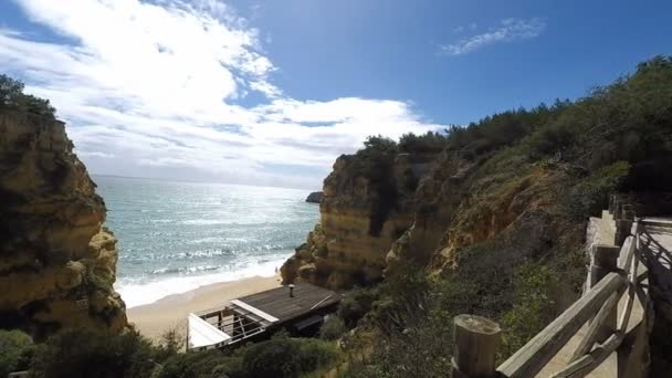 Costa algarvia perto de marinha — Vídeo de Stock