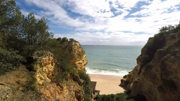 Costa algarvia perto de marinha — Vídeo de Stock