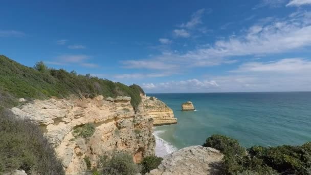 Costa del algarve cerca de marinha — Vídeo de stock