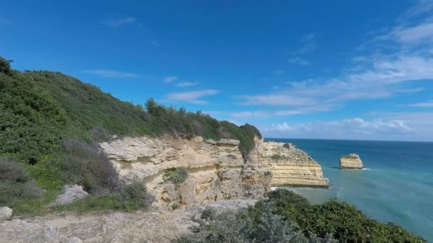 Algarve kust in de buurt van marinha — Stockvideo