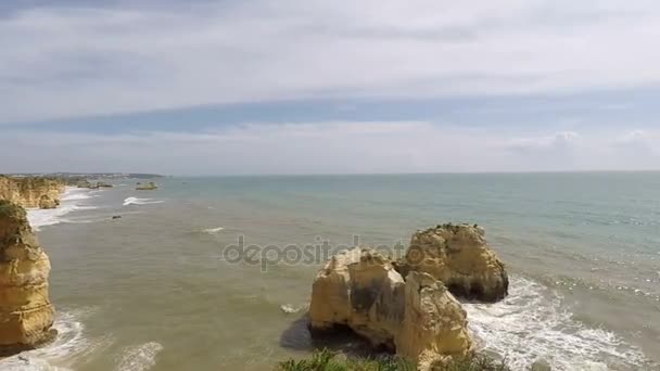 Wilde kust van de algarve — Stockvideo