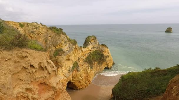 Costa algarvia perto de lagos — Vídeo de Stock