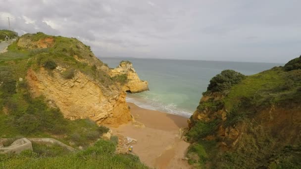 Costa algarvia perto de lagos — Vídeo de Stock