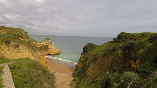 Algarve kust in de buurt van lagos — Stockvideo