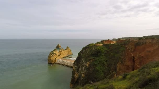 Costa del algarve cerca de lagos — Vídeo de stock