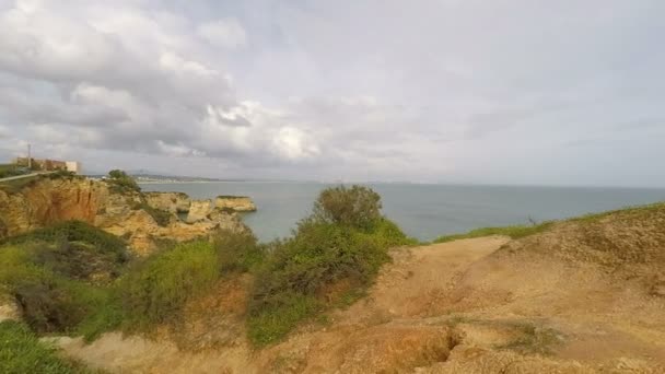 Algarve kust in de buurt van lagos — Stockvideo